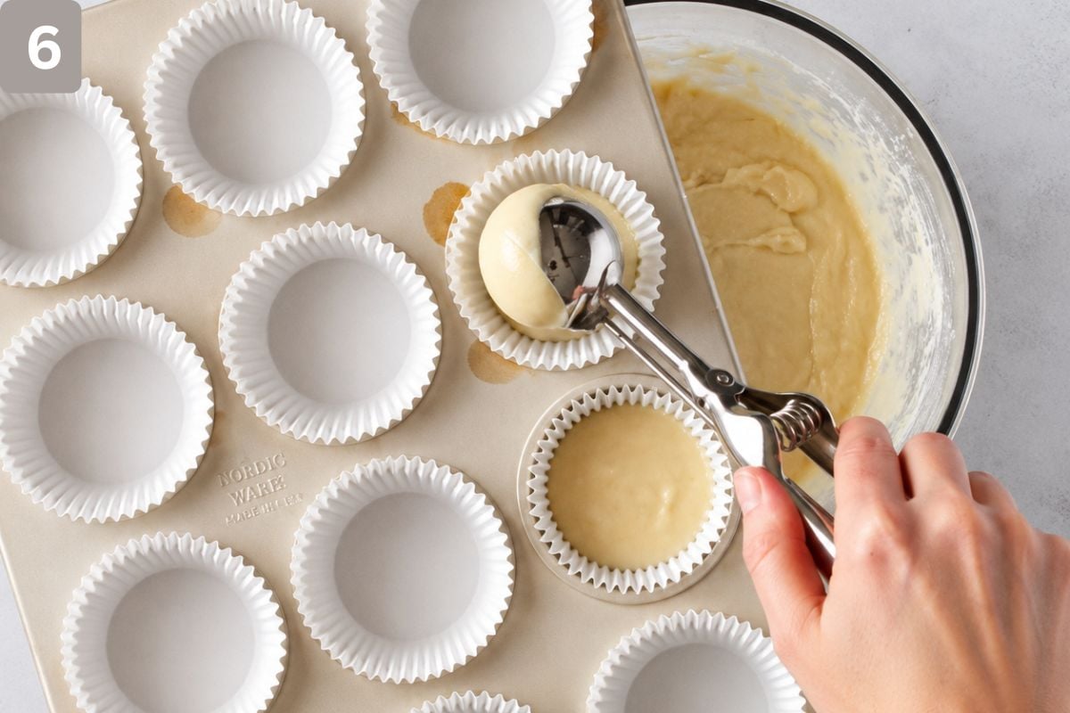 Cupcake liners filles till ¾ full