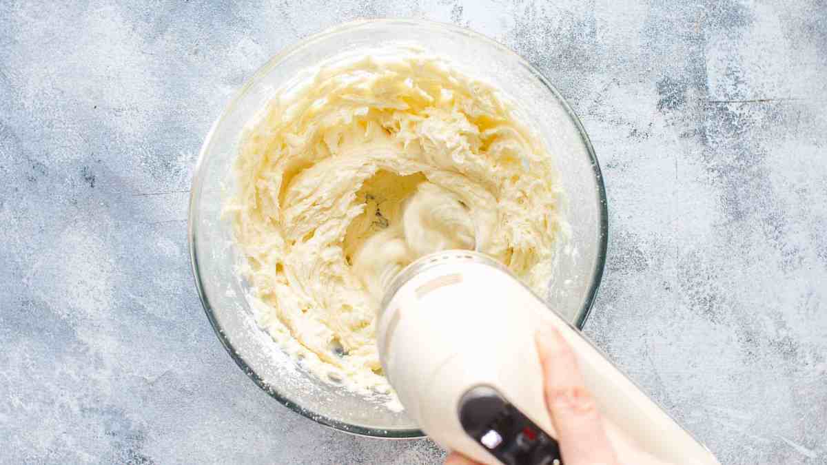 Mixing powdered sugar into mascarpone butter mixture