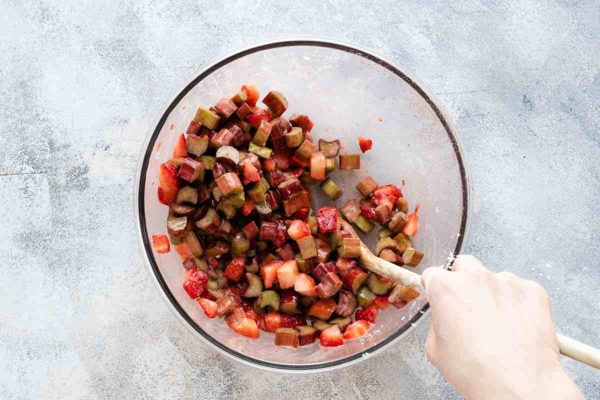 adding cornstarch to pie filling