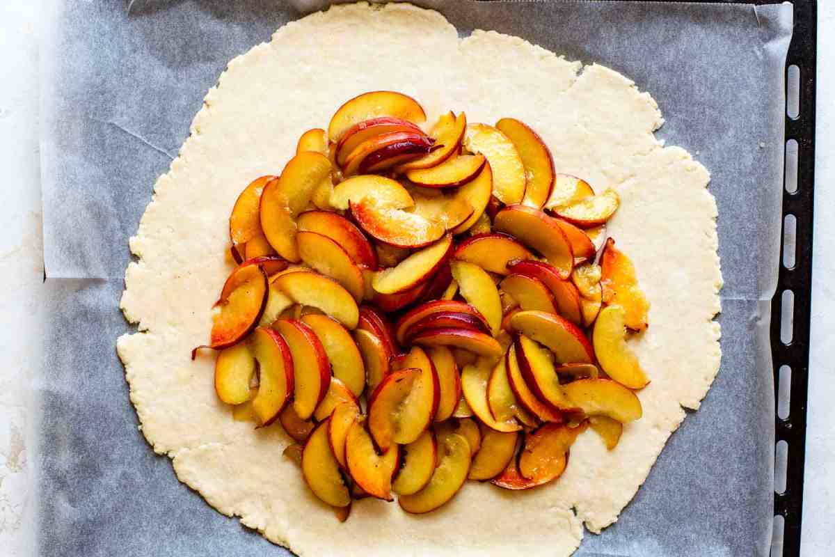 pie crust with peaches in center