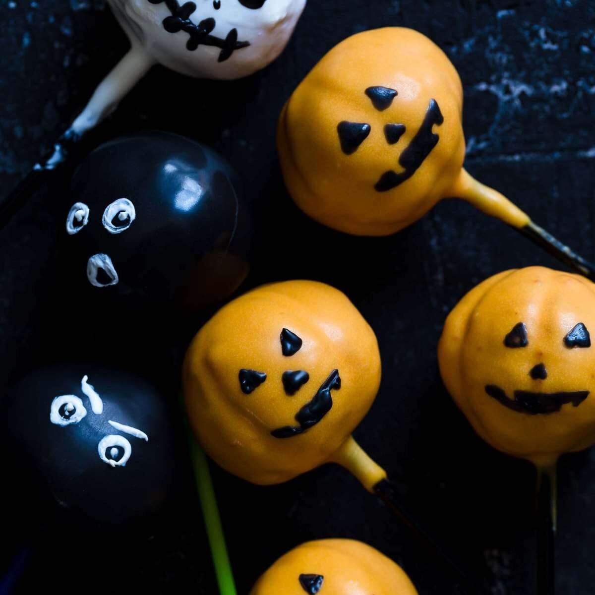 black and orange halloween cake pops