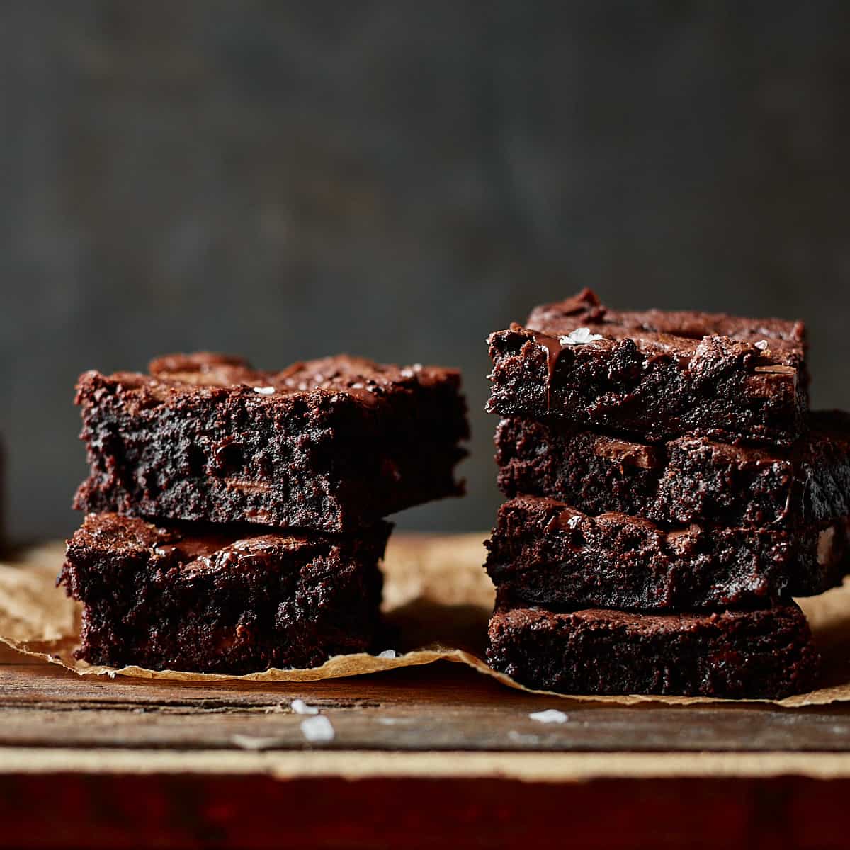 Side-by-side comparison of thicker and thinner brownies baked in different pan sizes