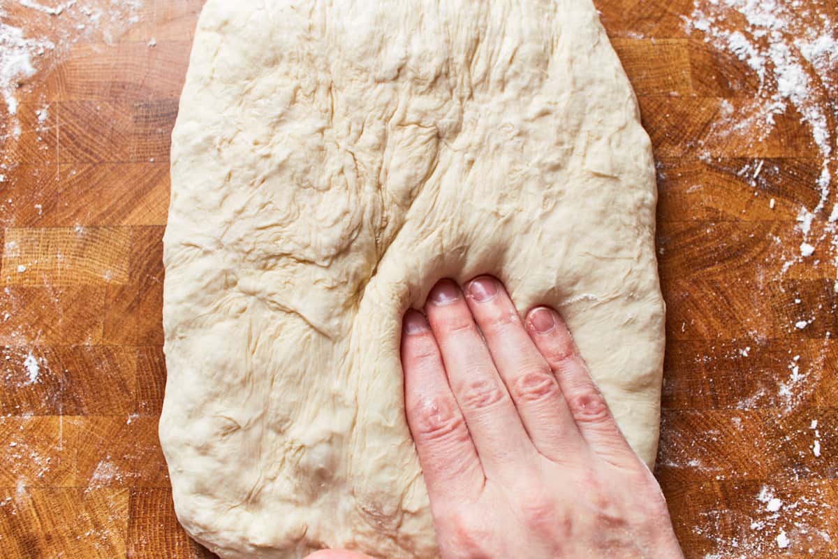 Deflating the dough with the fingers