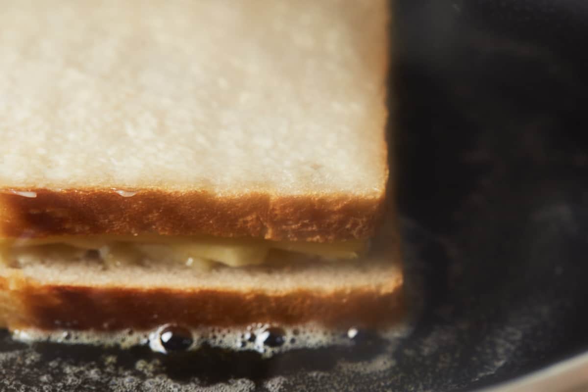 Cooking a cheese sandwich in a pan covered with a lid