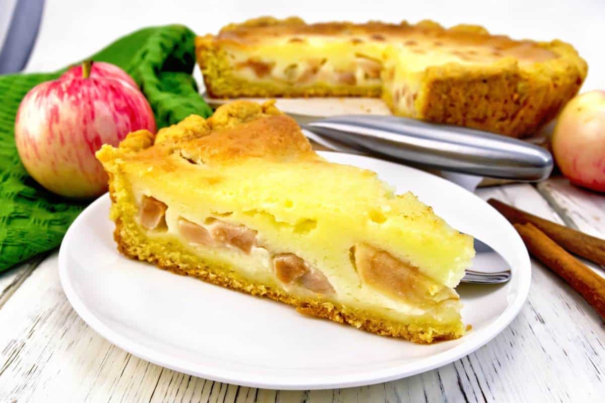 pie apple in plate