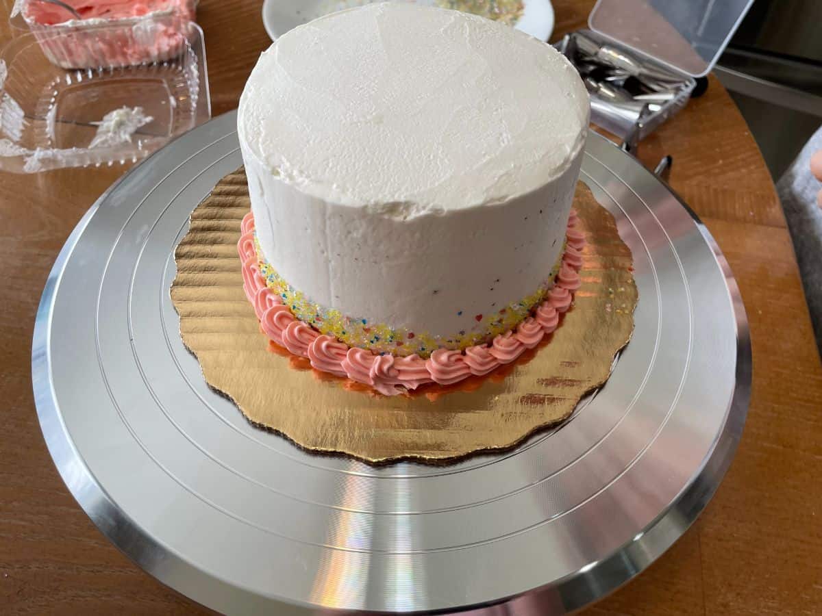cake on top of kootek cake turntable