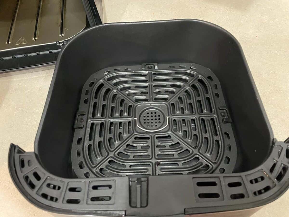 clean air fryer basket