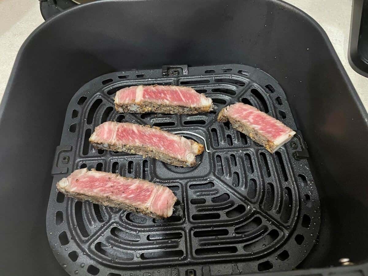 steak slices in the air fryer basket