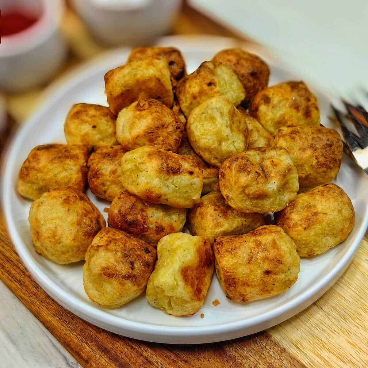 air fryer tater tots on a serving plate