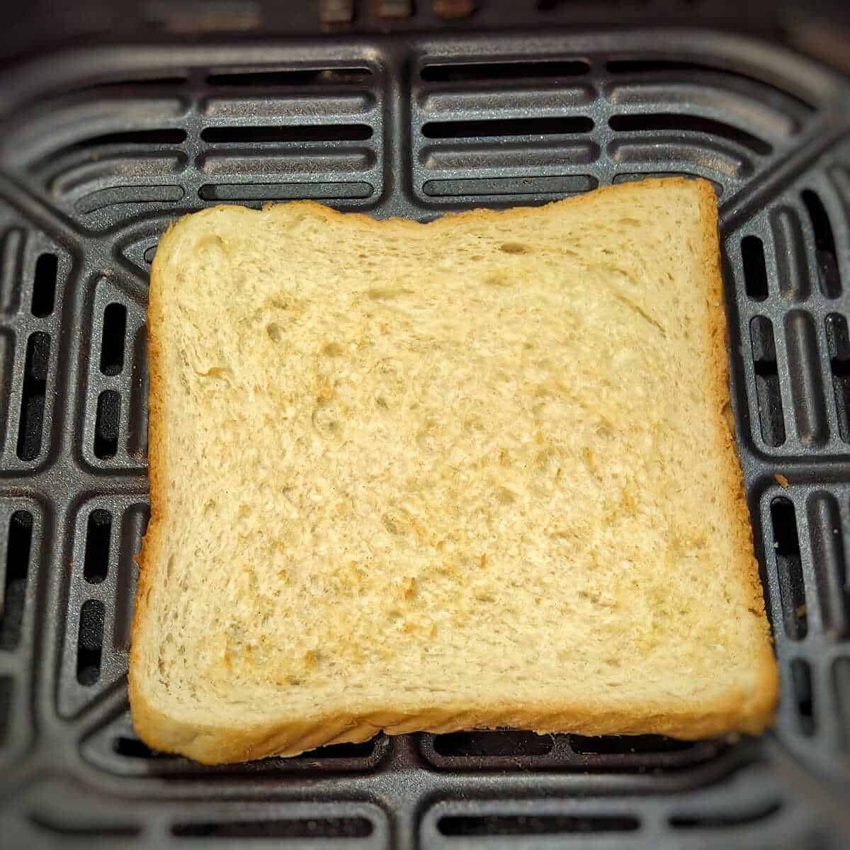 sliced bread in air fryer basket