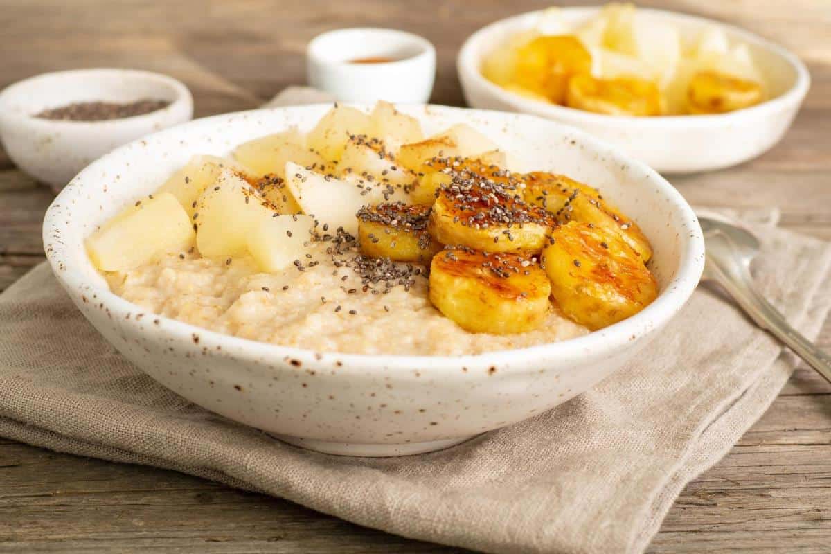 bowl of oatmeal with сaramelized banana