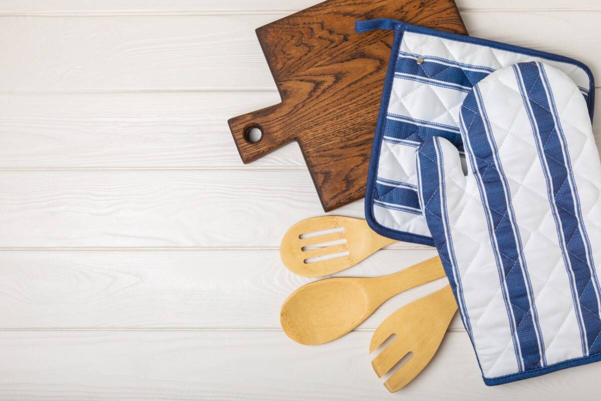 wooden kitchen utensils, oven mitts 