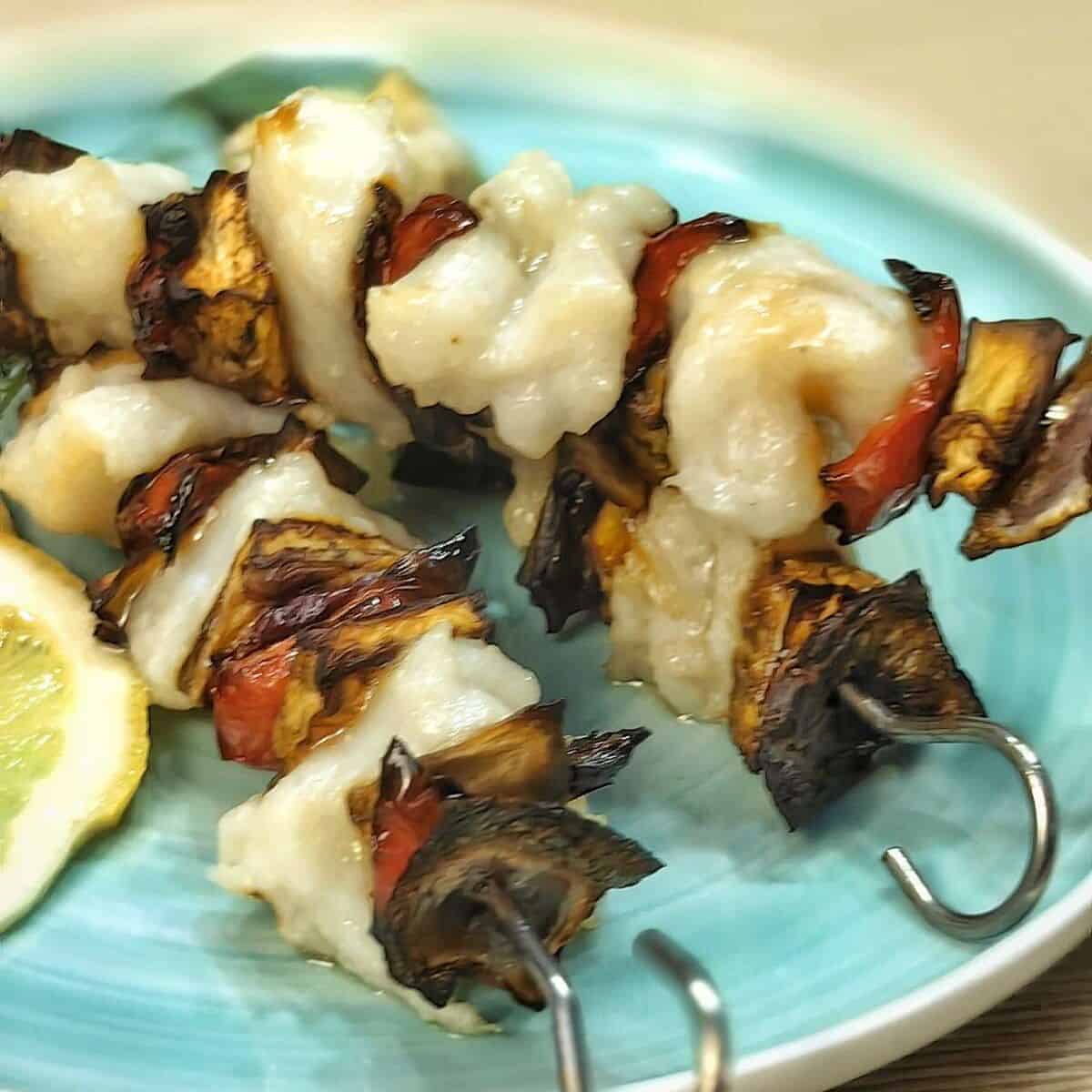 air fryer fish kebab on a serving plate