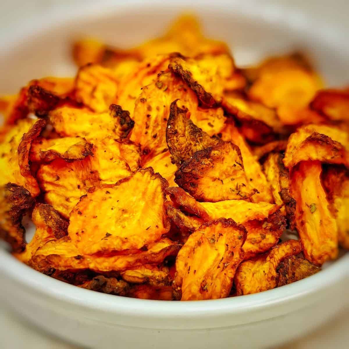 Crunchy air fryer carrot chips to devour this fall. 