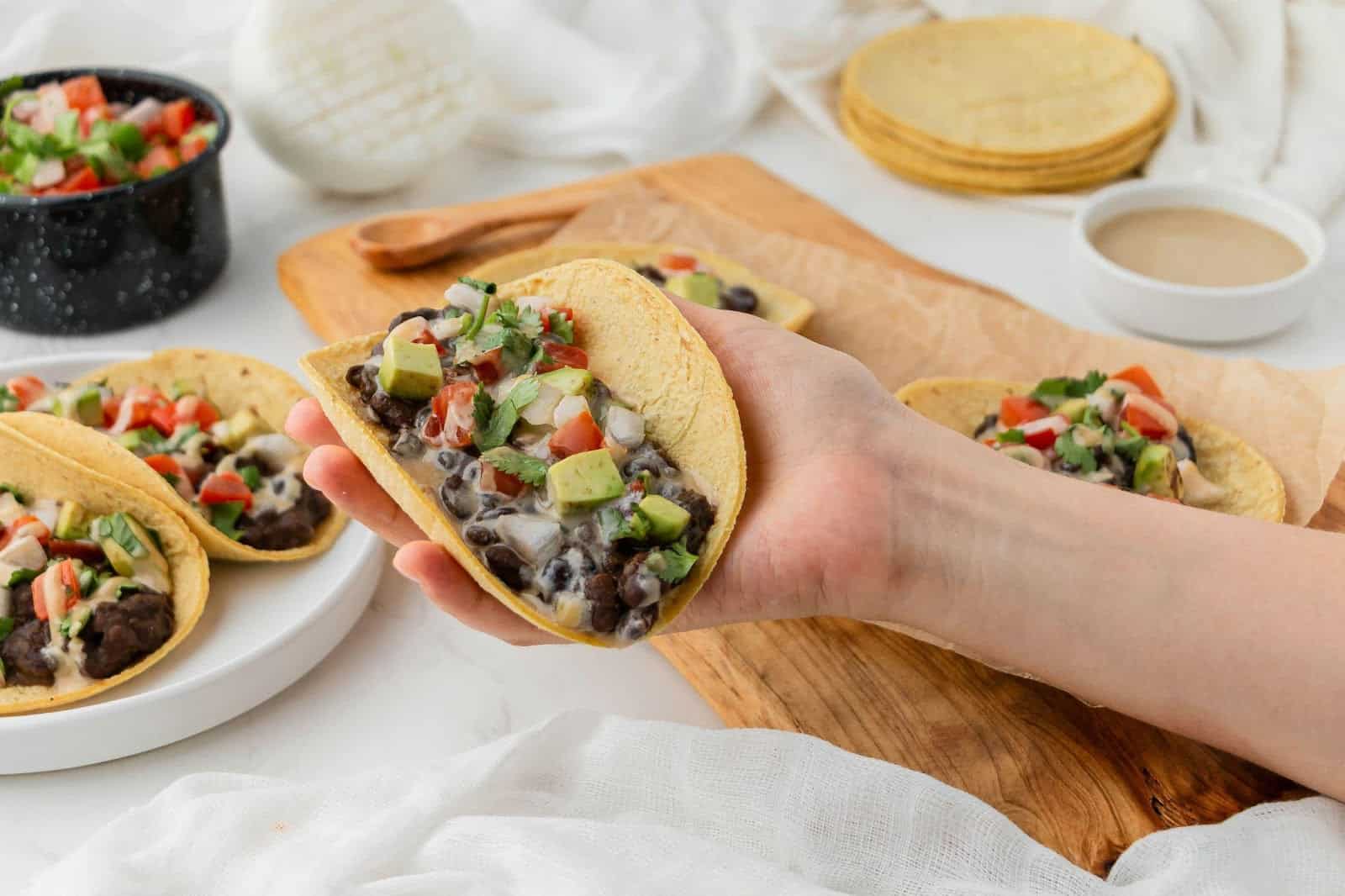 Tacos with a filling of various vegetables and a creamy sauce