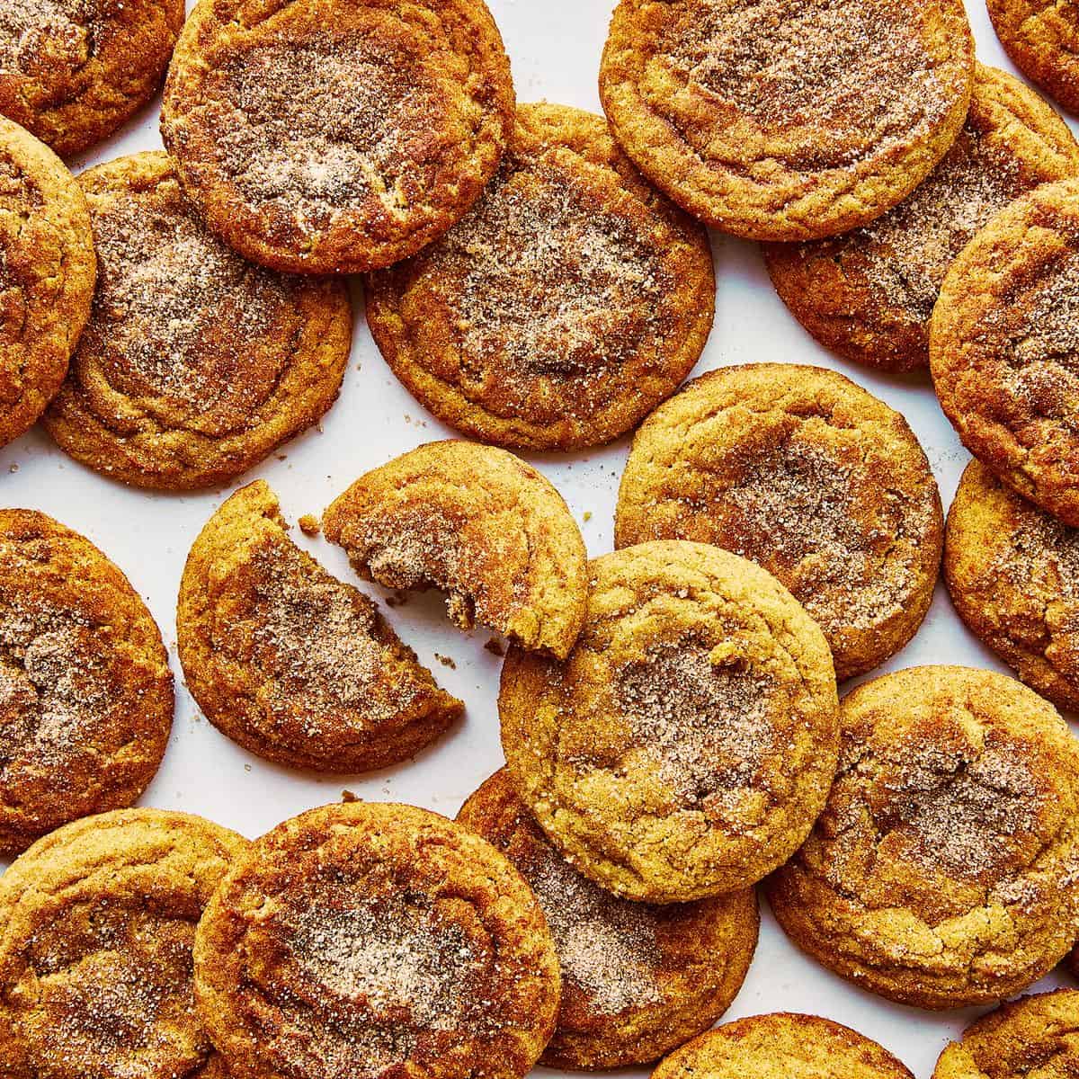 A yummy treat with pumpkin cookies. 
