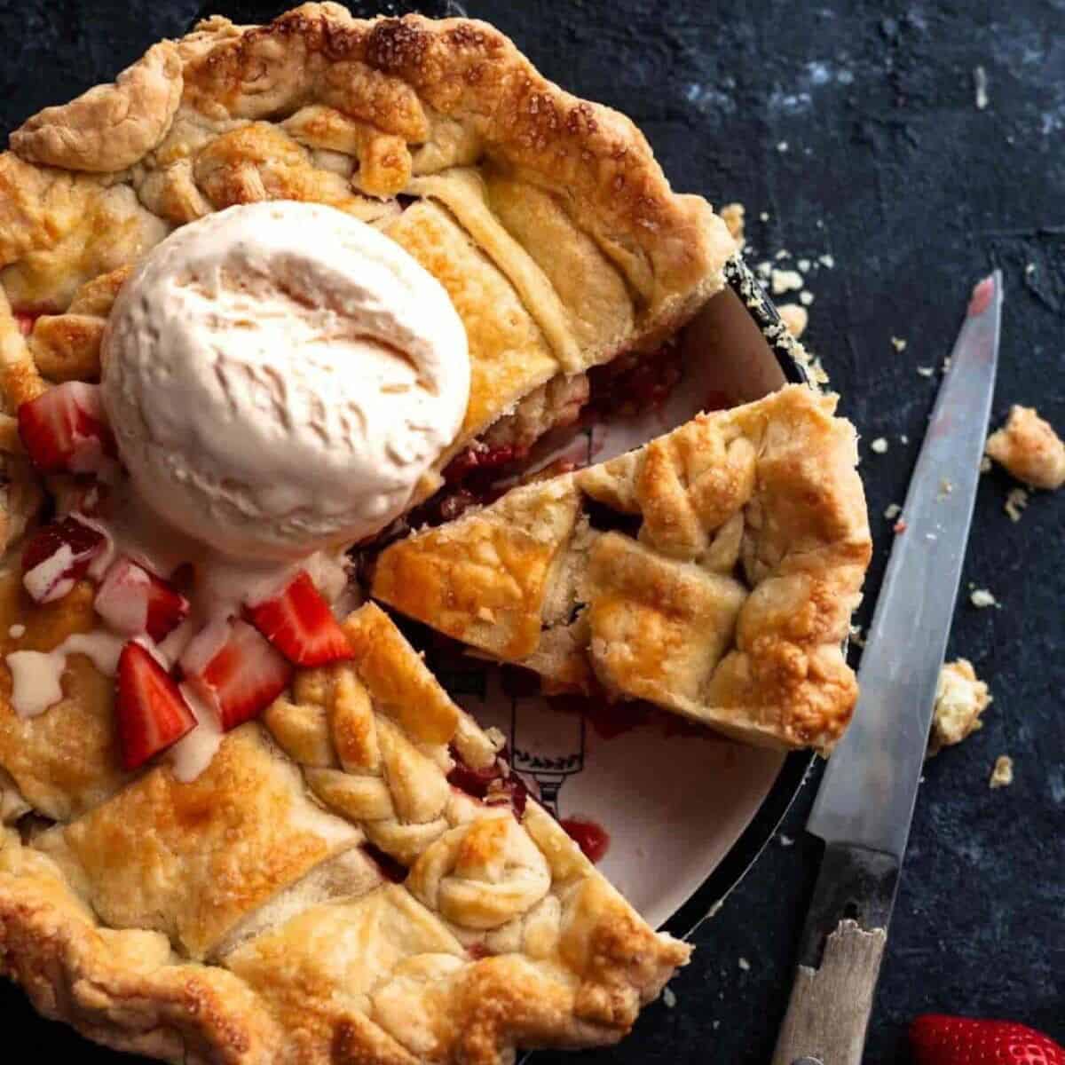A sweet yet tangy strawberry rhubarb pie to satisfy your cravings. 