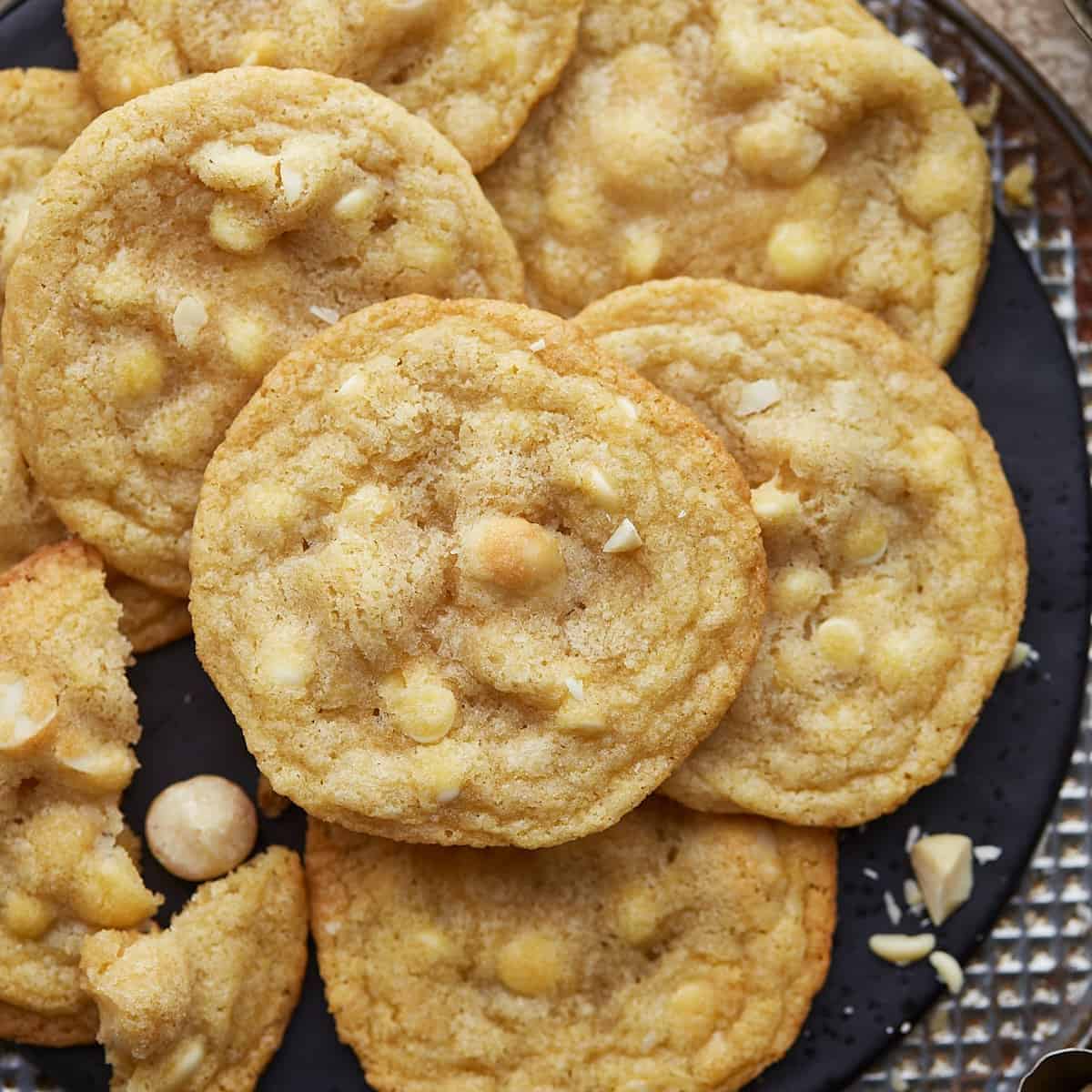 A yummy delight with white chocolate cookies with macadamia.