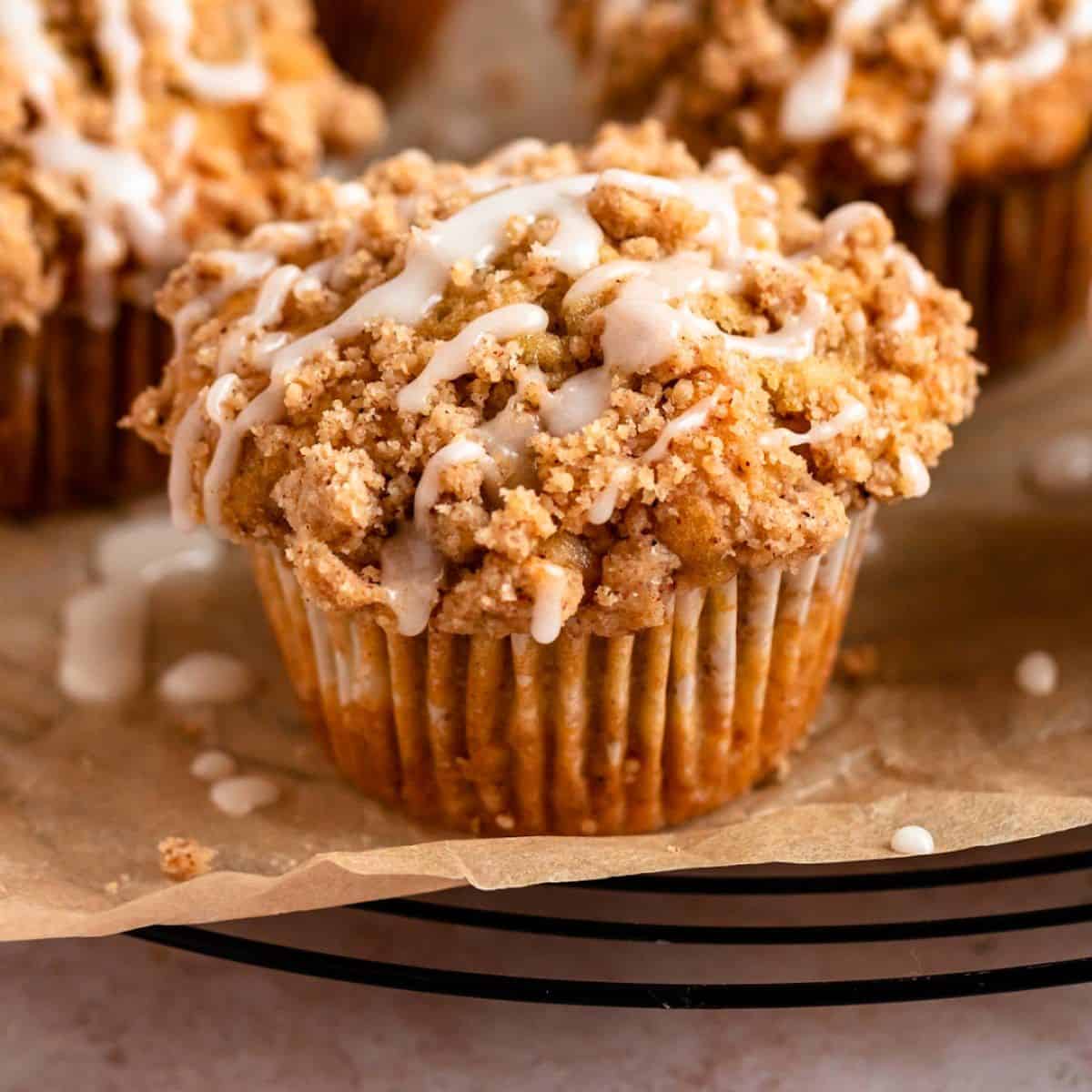 A scrumptious treat with apple crumble muffins with cinnamon. 
