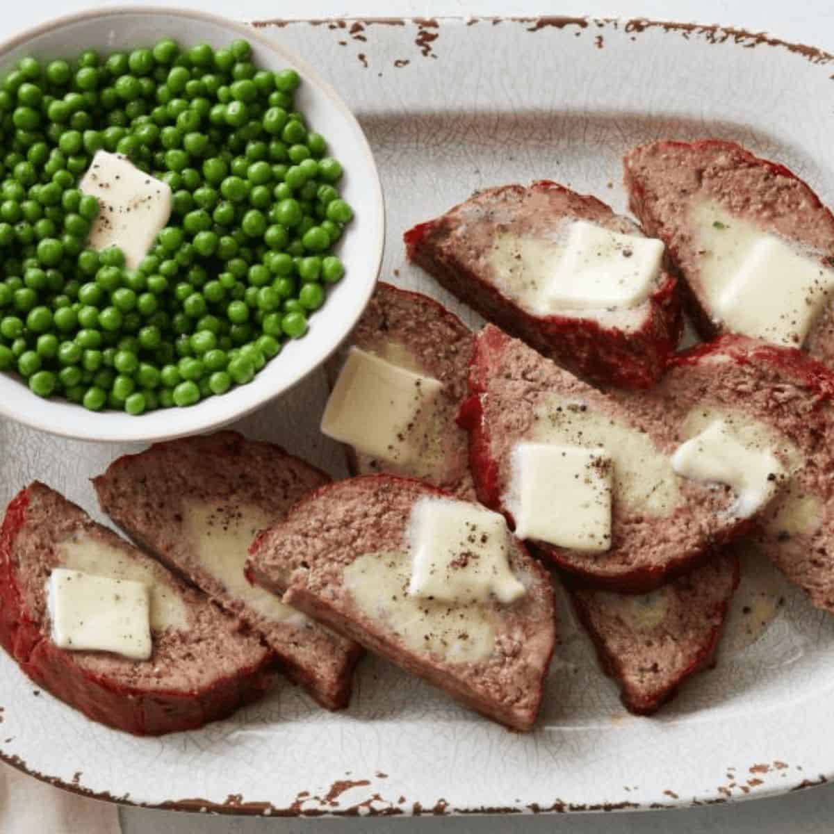 An appetizing meal featuring mashed potato stuffed meatloaf.