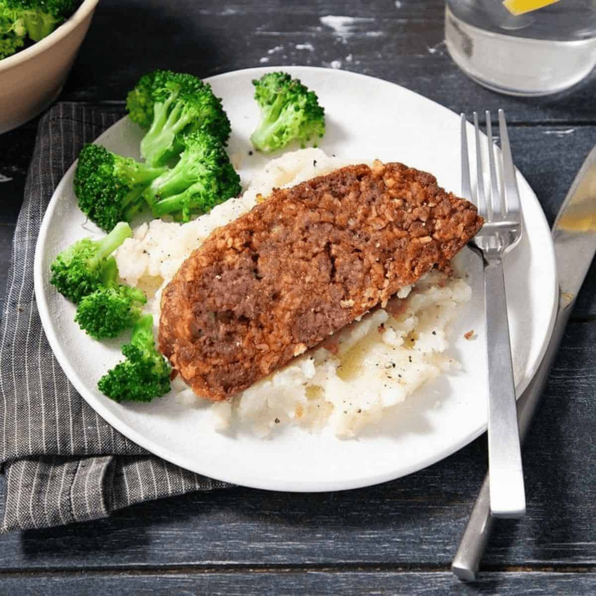An appetizing meal featuring onion meatloaf.