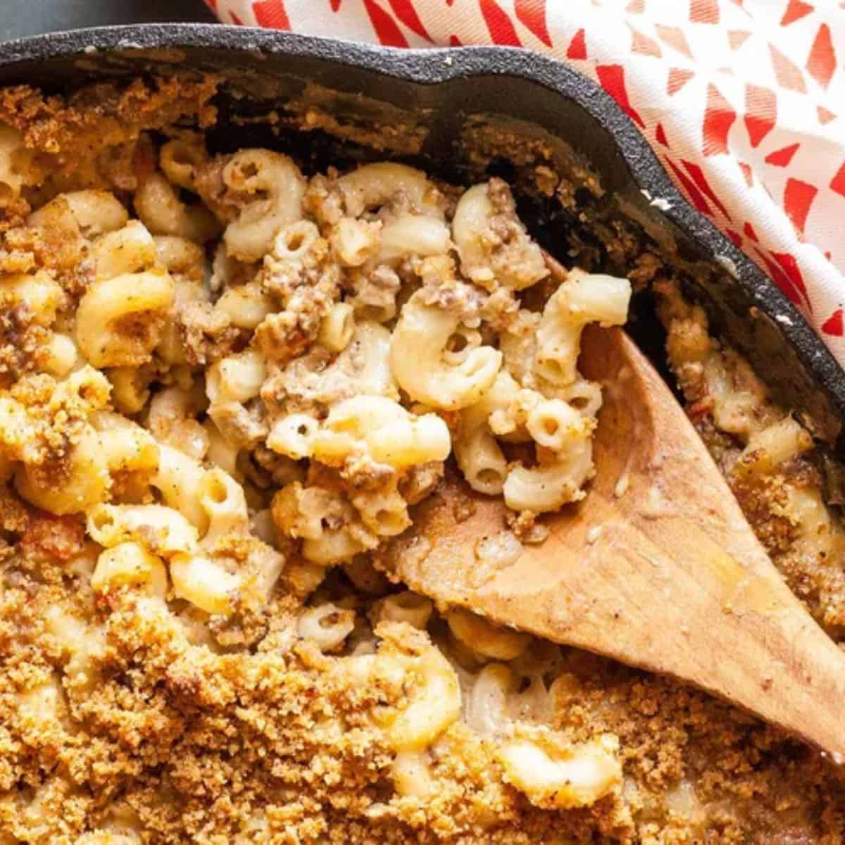 A delicious bowl of Chili Mac and Cheese, combining creamy macaroni and cheese with hearty chili, topped with cheese for a comforting, flavorful dish.
