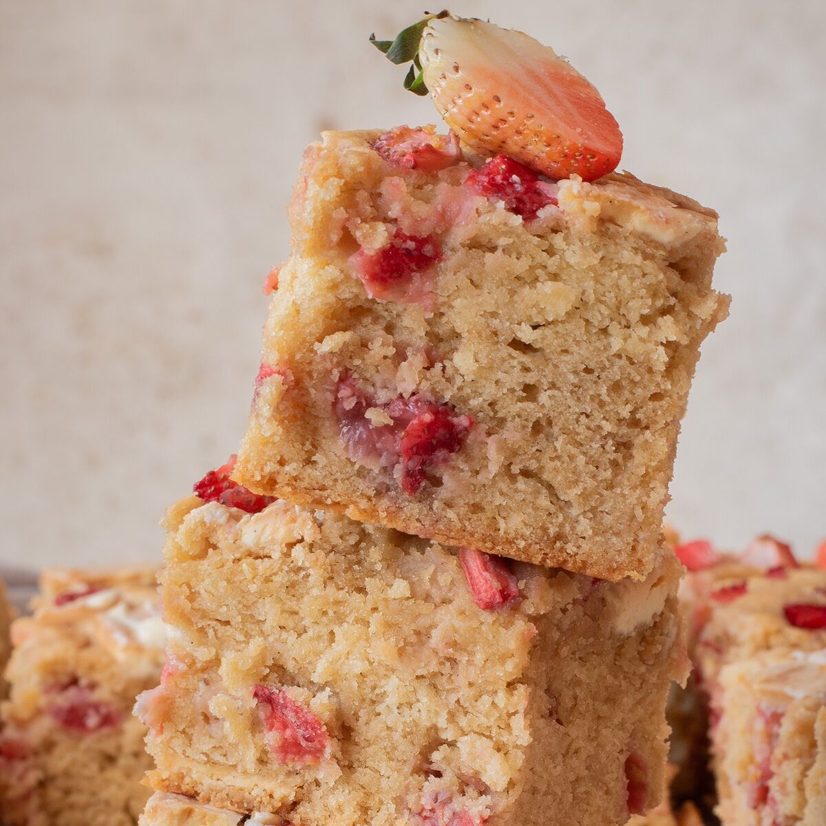 strawberry white chocolate blondies